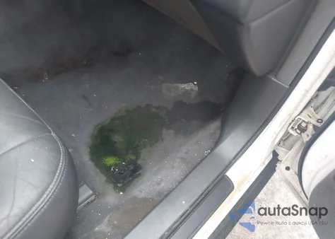 1999 Lincoln Town Car Signature z USA, uszkodzony, nr VIN 1LNFM82W2XY600492